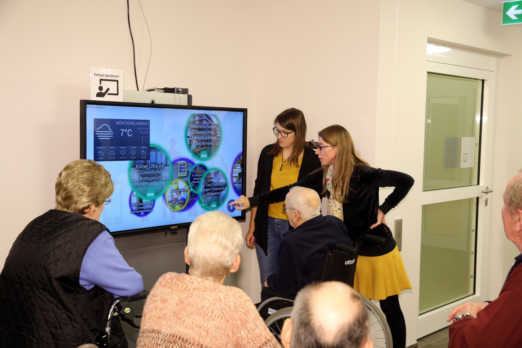 Diskussion des Makro-Informationsstrahlers im Rahmen des ersten Technik-Cafés im Altenheim Hardterbroich